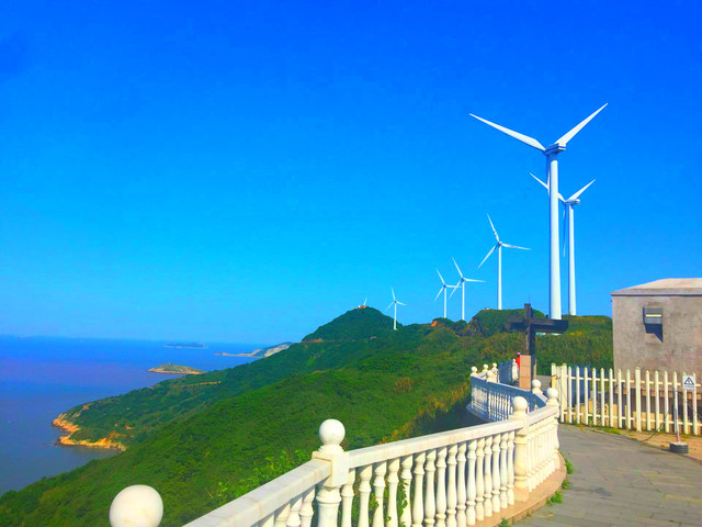 入岱山衢山岛便能见山顶上那成排的大风车.走近大风车,仰望着它们!