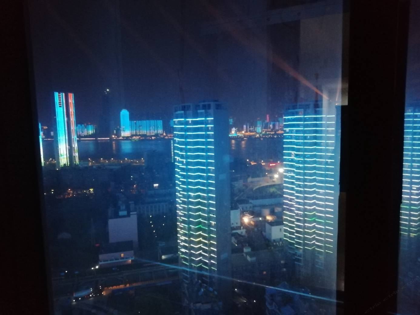 布艺现代江景大床房