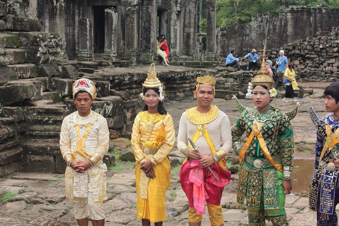 巴戎寺内着柬埔寨民族服装的青年男女
