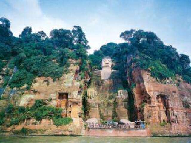 武术名家崔仲三等在峨眉山大佛禅院为峨眉太极爱好者