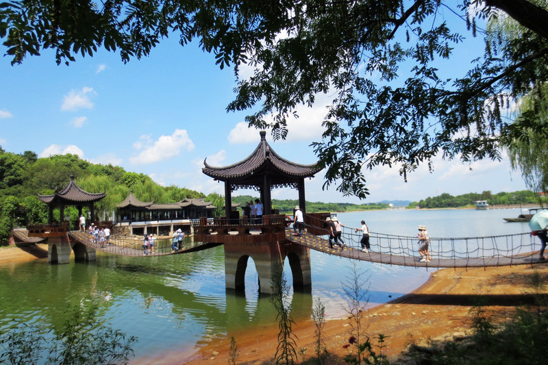 中国茶岛,人文景观.有古色古香的中国茶文化苑,江南茶村,茶趣园.