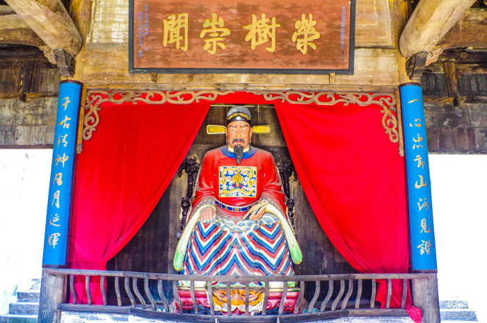 庙宇的最后是家庙寝堂,中间是胡宗宪先祖及子孙神位龛座,胡宗宪娶有