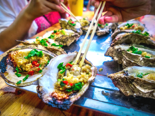 推荐地点二:一路吃遍中越美食的侨港风情美食镇,位于北海侨港镇,距北