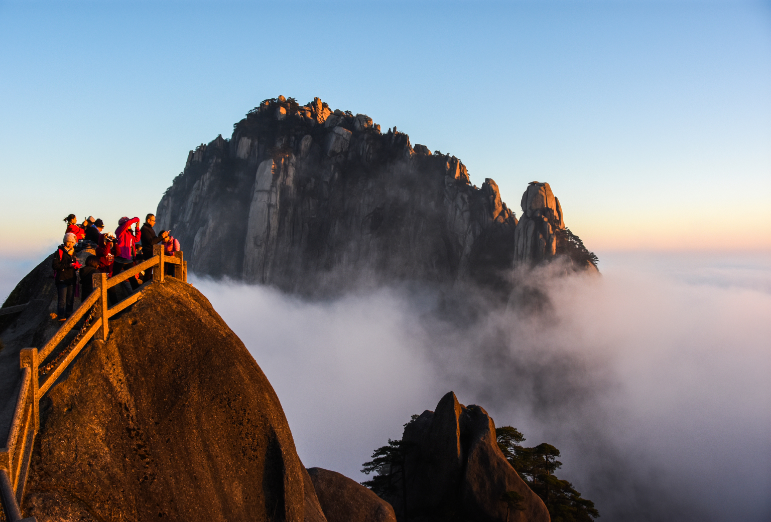 一顶帐篷就是一道风景,黄山山顶帐篷露营之旅