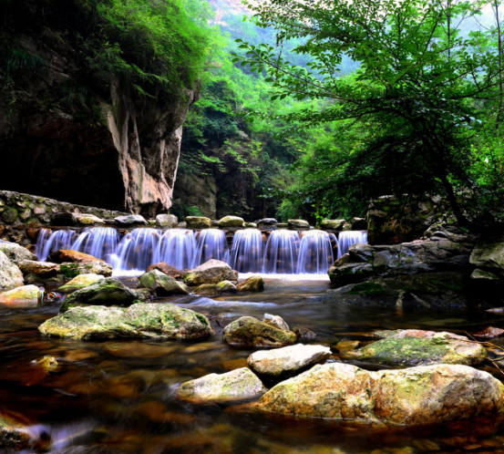 北接红崖湖景区,南连石门峡景区,连接未开发的密林谷,少华峰景区,构成