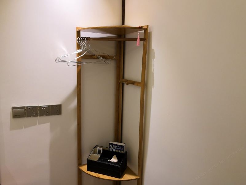 hotelPic