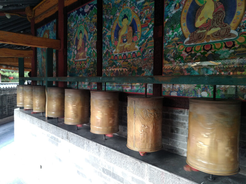 白塔四周的转经筒塔院寺藏经阁塔院寺内景雄伟的大百塔细观宝塔文殊发