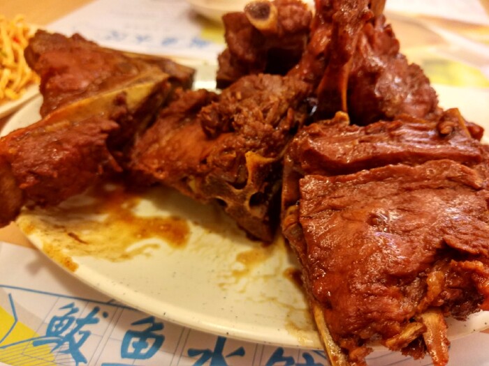 喷香十足,肉质丰厚的酱骨架,每次去面点王必点的菜.