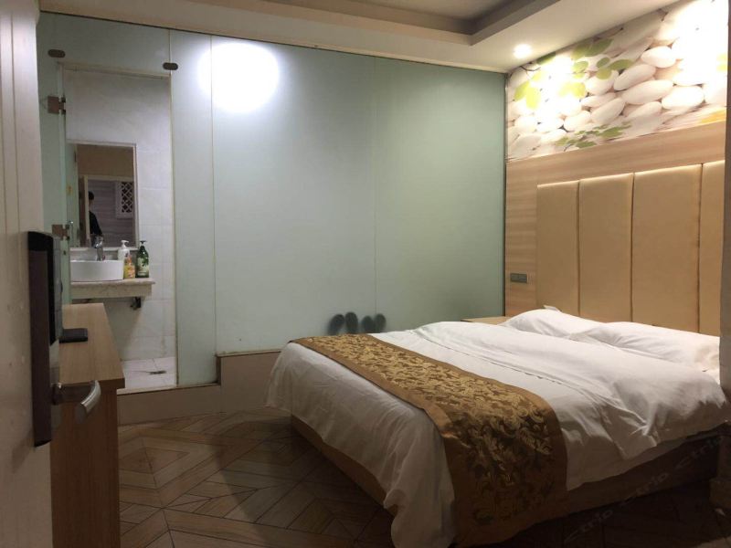 贵阳聚龙园酒店贵医红边门店