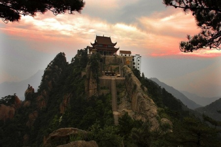 <安徽九华山2日游>九华福地，天热氧吧，清新洗肺，1人起订，行程自定，直通九华，含50元景交，特色自助双早，宿核心风景区内四星酒店一晚