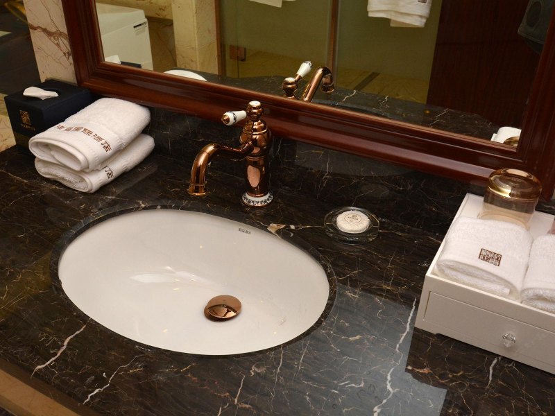 hotelPic