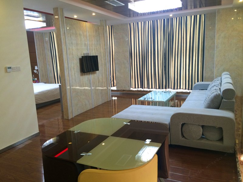 hotelPic