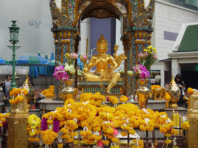 风景名胜神殿寺内供奉有一尊四面佛,据说神殿寺的四面佛非常灵验,人称