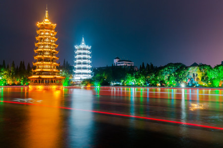 <桂林-漓江-阳朔-遇龙河-世外桃源双高4日游>深圳往返，船游一江四湖/船游漓江观20元背景/遇龙河双人筏，四大特色餐/小南国，错峰钜惠