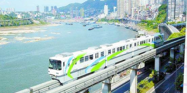 乘轻轨沿着嘉陵江到达曾家岩轻轨站下车(友情提示:重庆轻轨为大众出行