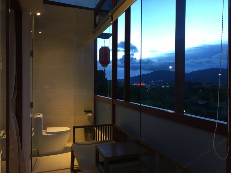 hotelPic