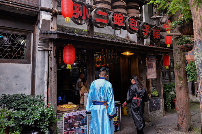 客栈的对面就是孙二娘包子铺,这家店在《跑男》中上过镜的呢,有跑男