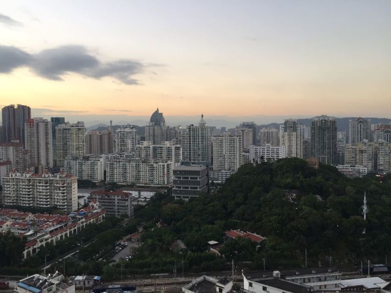 厦门新房市中心近火车站清新舒适大四房交通便利普通公寓