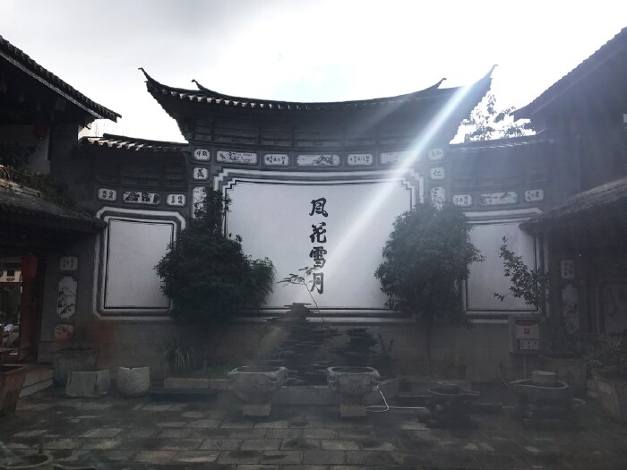三合院是常典型的组合形式,由三个坊及一组照壁组成,称为"三坊一照壁"