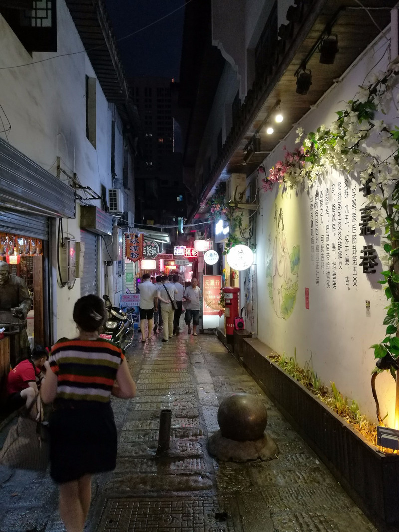 孚嘉巷.太平街众多小巷子里面最有特色的,美食也是最多的.