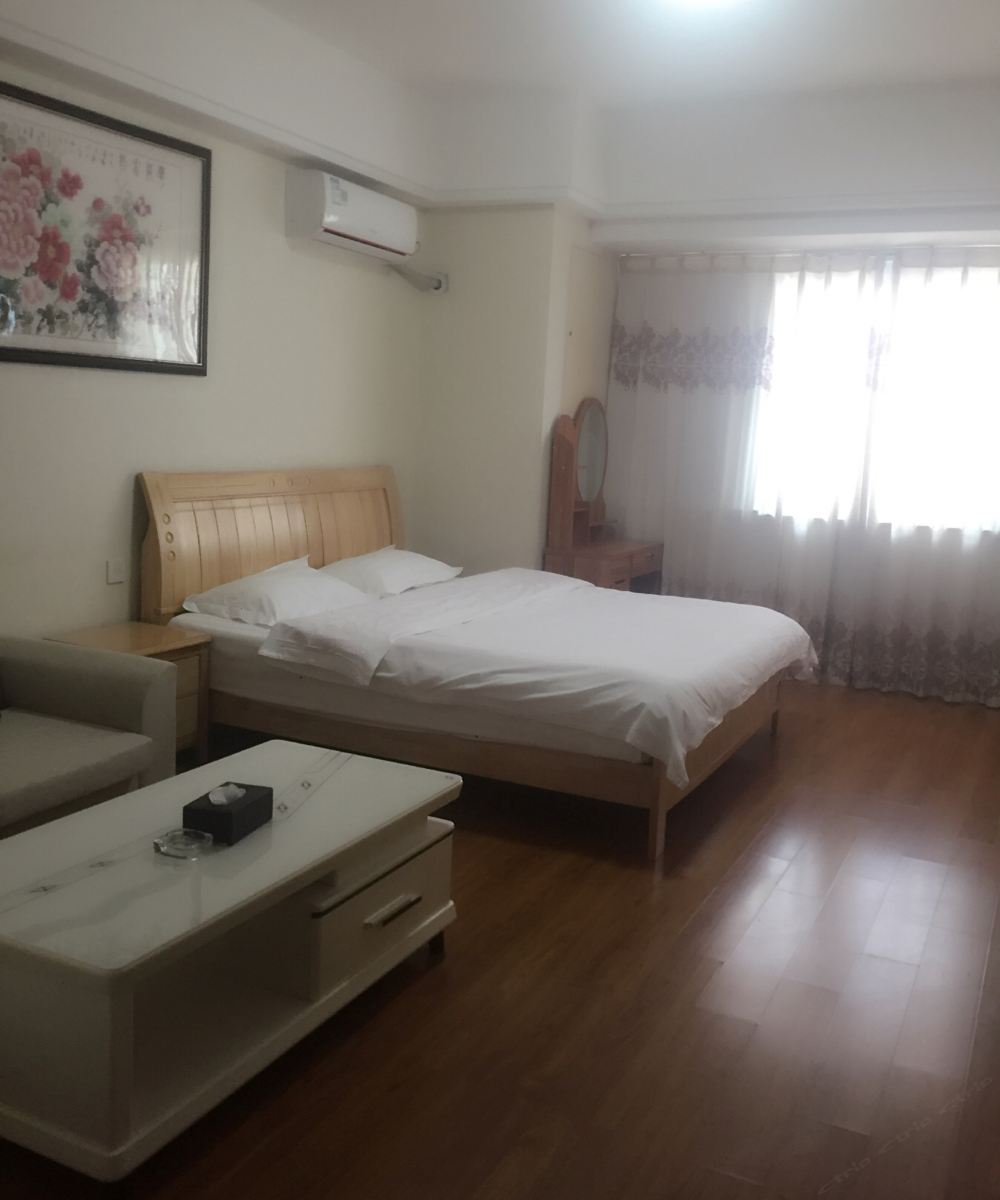 经济豪华大床房