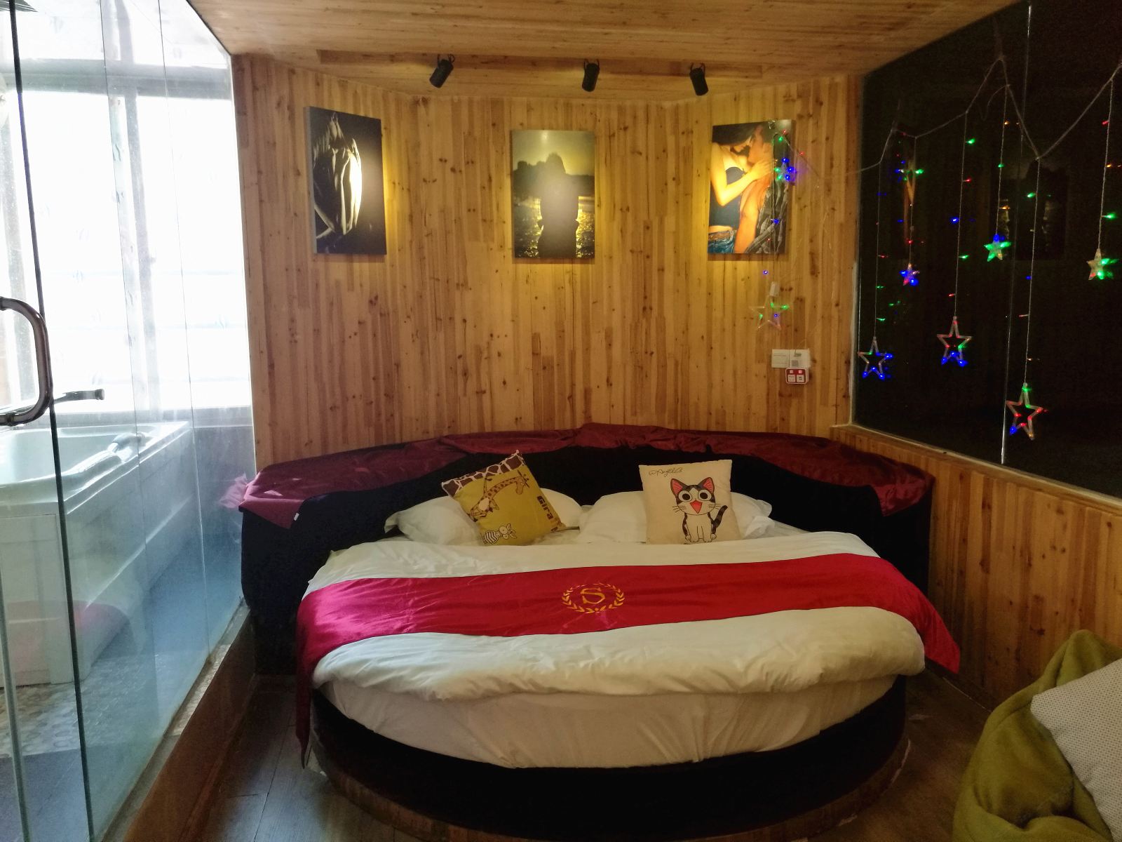 甜蜜圆床房