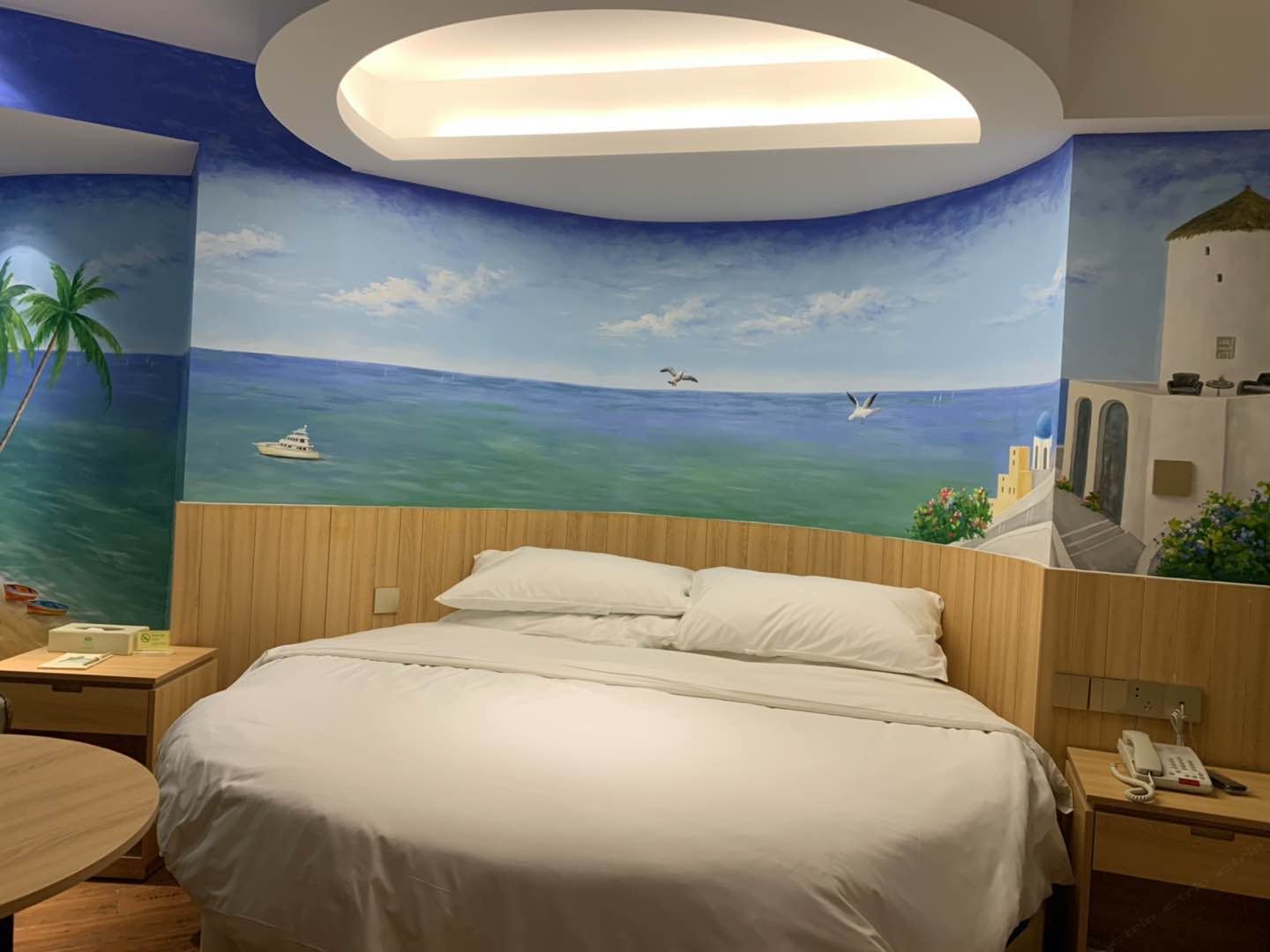 豪华温馨圆床房