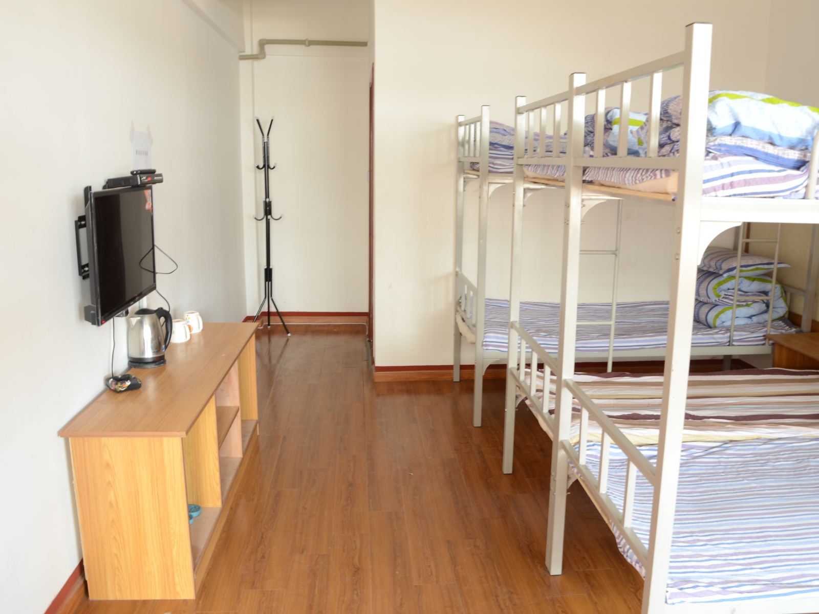 八人间(床位)(公共卫浴)