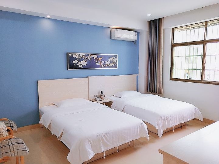 阳光双床房