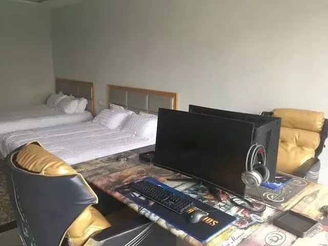 两黑玩家电竞房