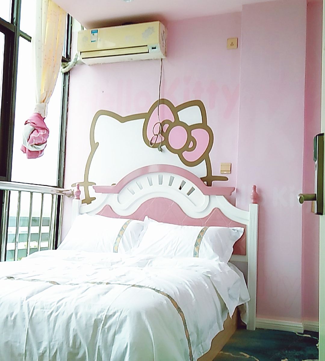 hello Kitty粉红大床房