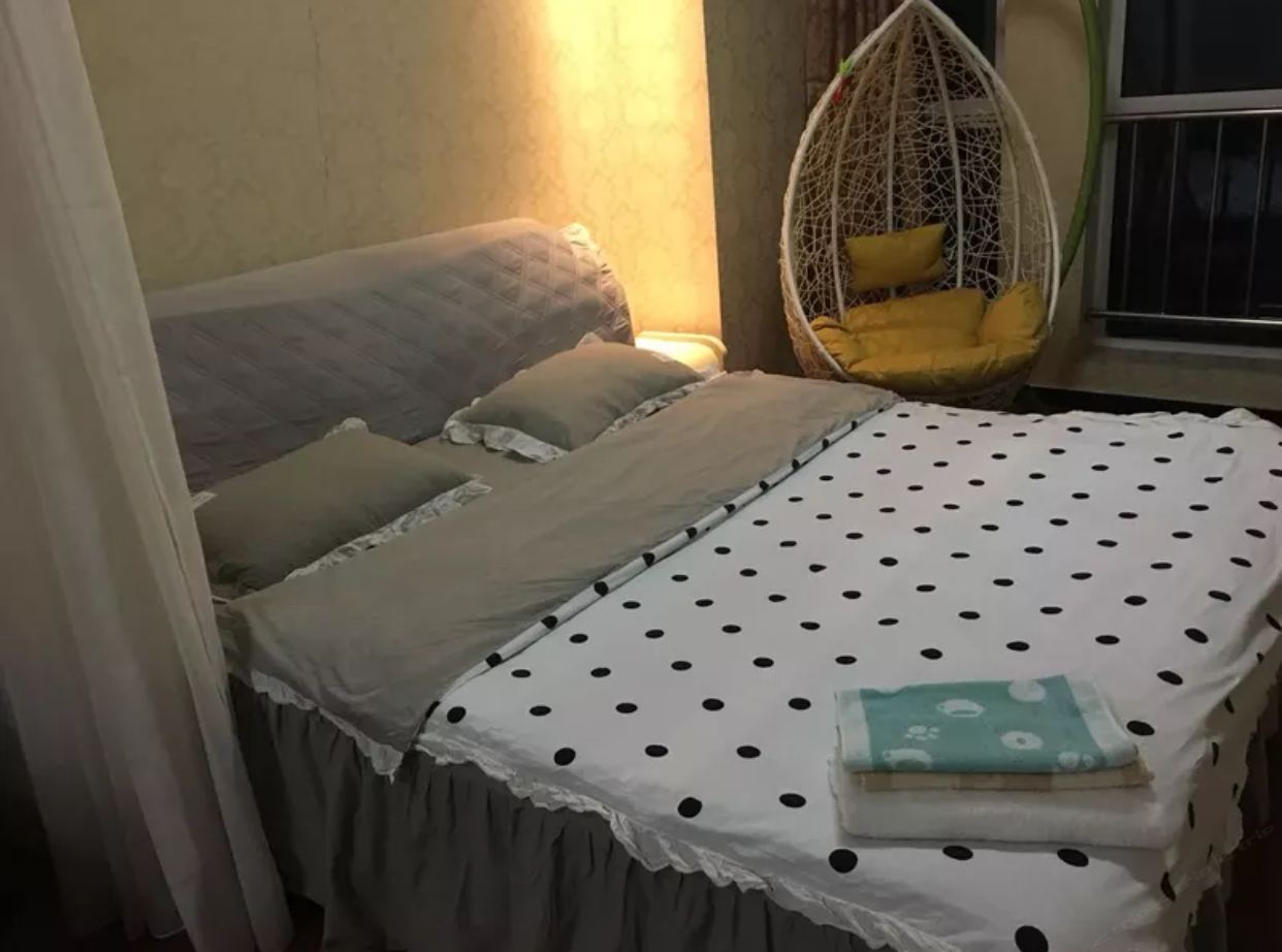欧式轻奢主题房