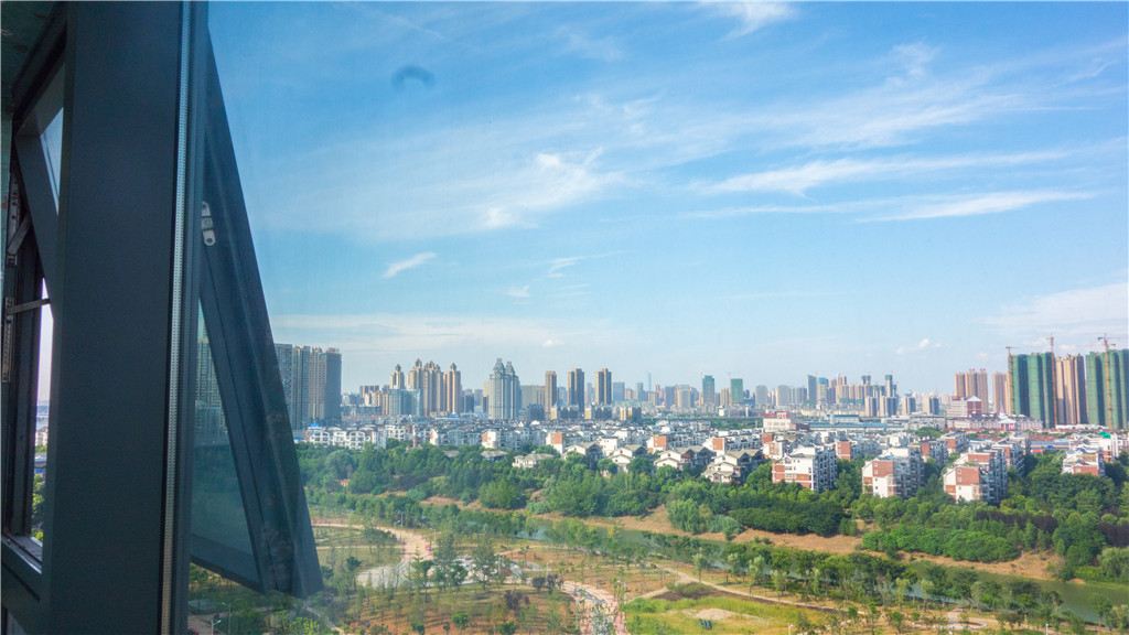 豪华影院湖景大床房