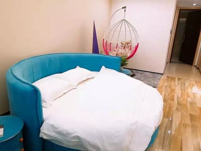 依依不舍圆床房