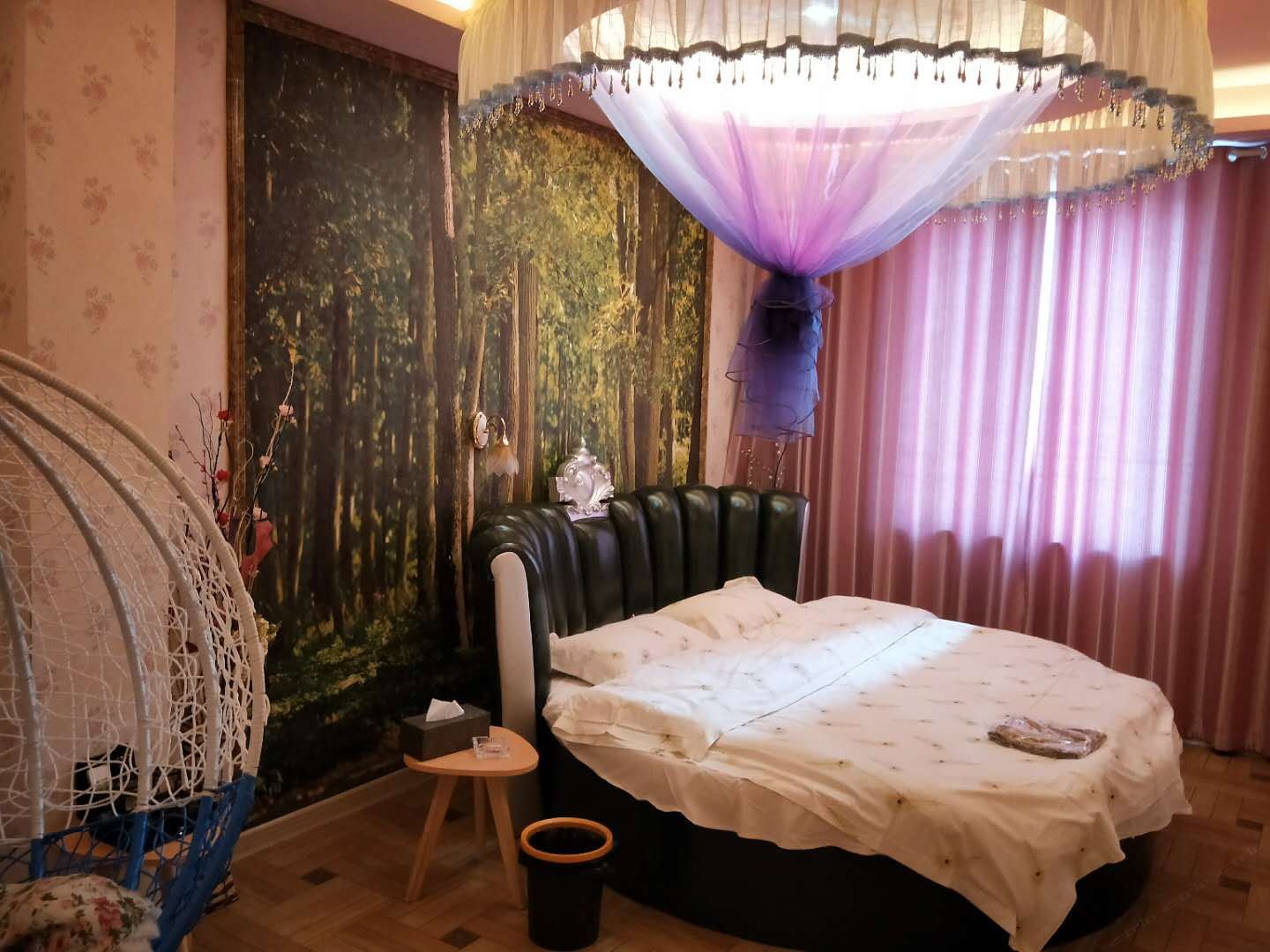 热恋主题圆床房