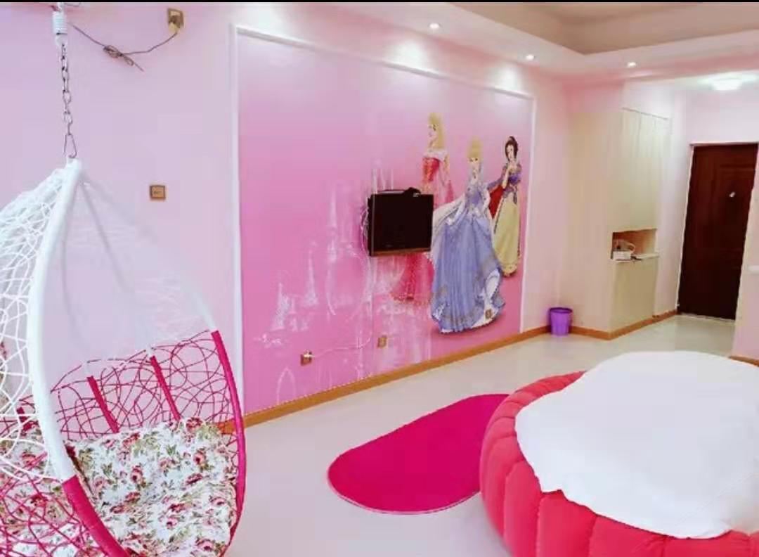 粉红芭比圆床房