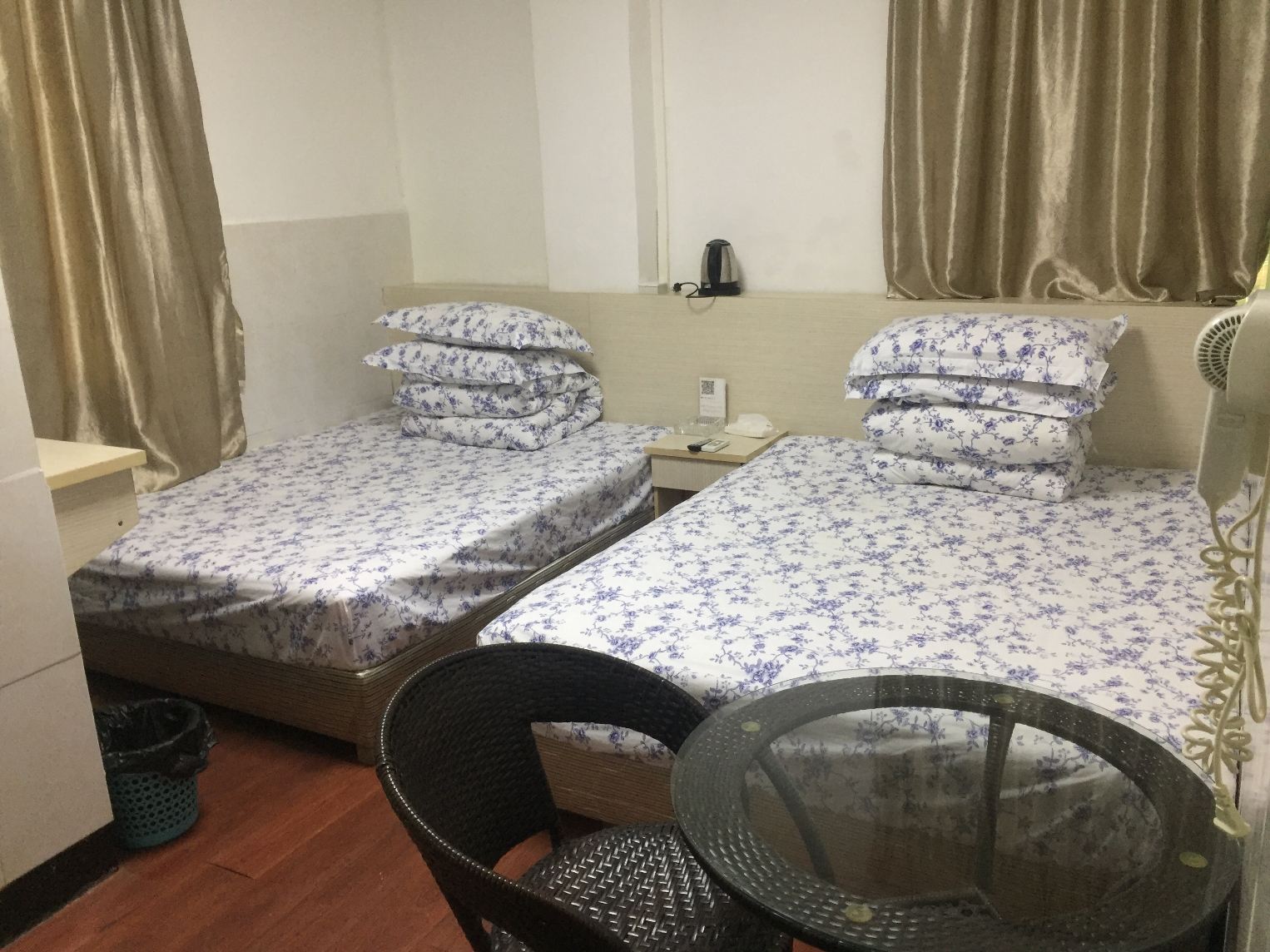 舒适双床间