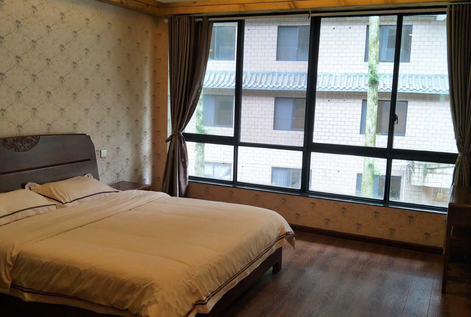 畅心山景大床房