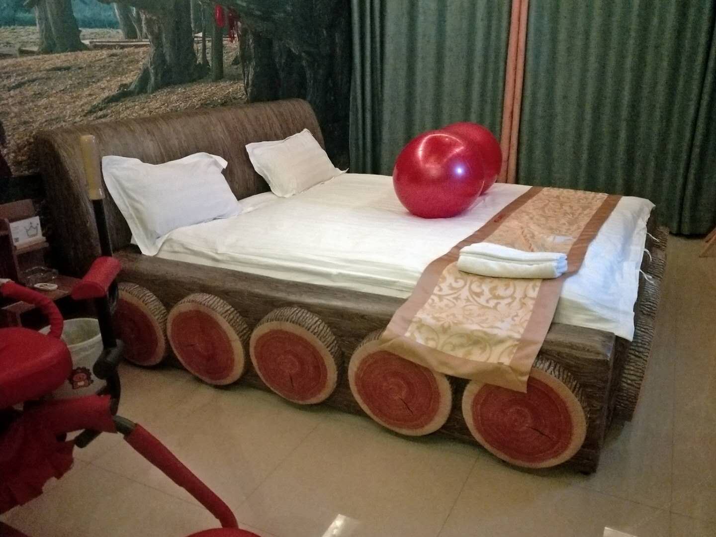 青草依依主题水床房