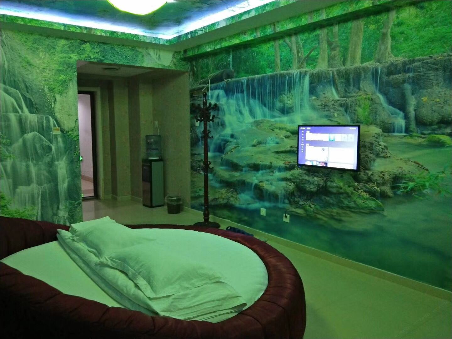 青草依依主题水床房