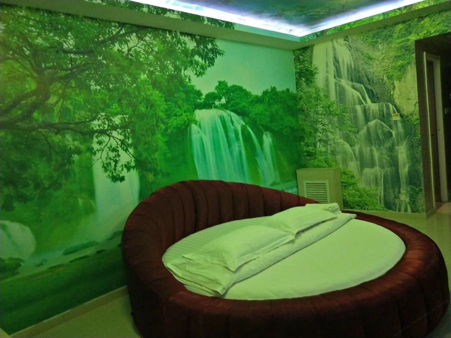 青草依依主题水床房