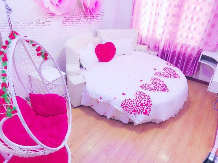 婉约圆床主题房