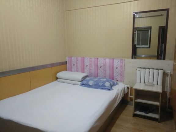 电脑普通大床房(公共卫浴)