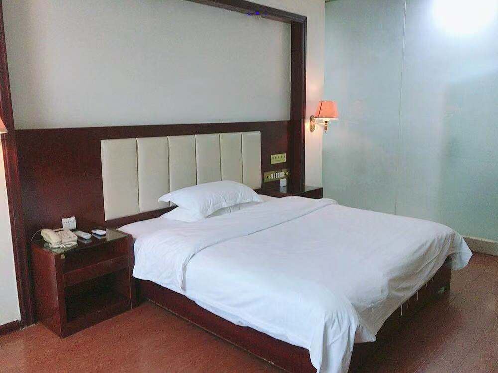 乐思舒适大床房