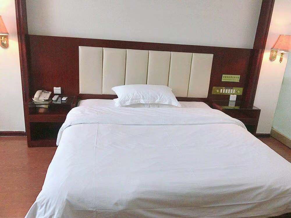 乐思舒适大床房