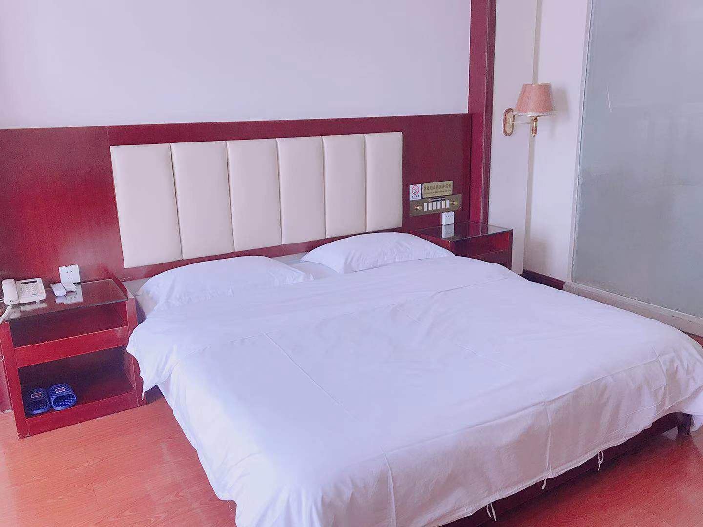 乐思舒适大床房