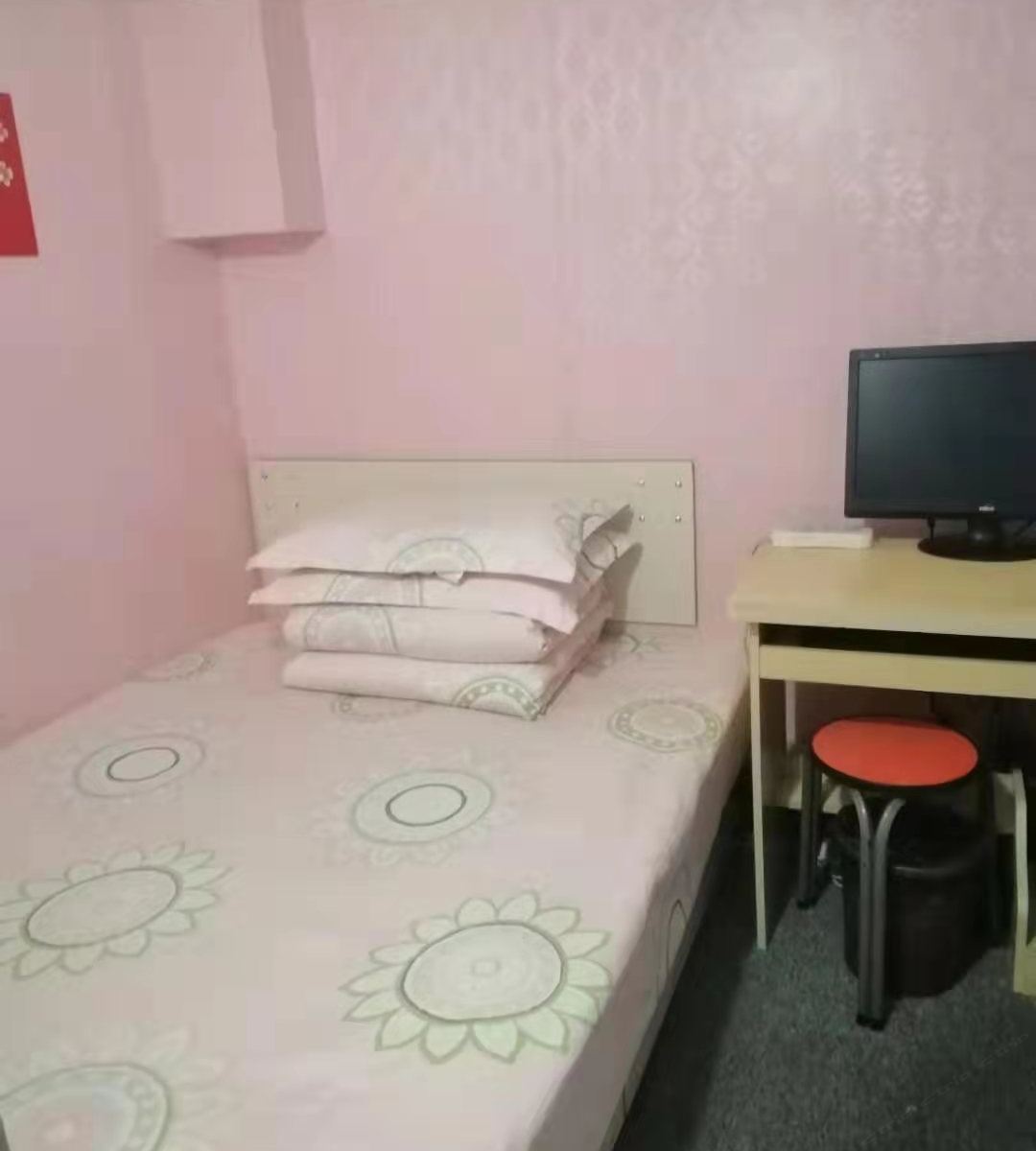 电脑大床房(公共卫浴)