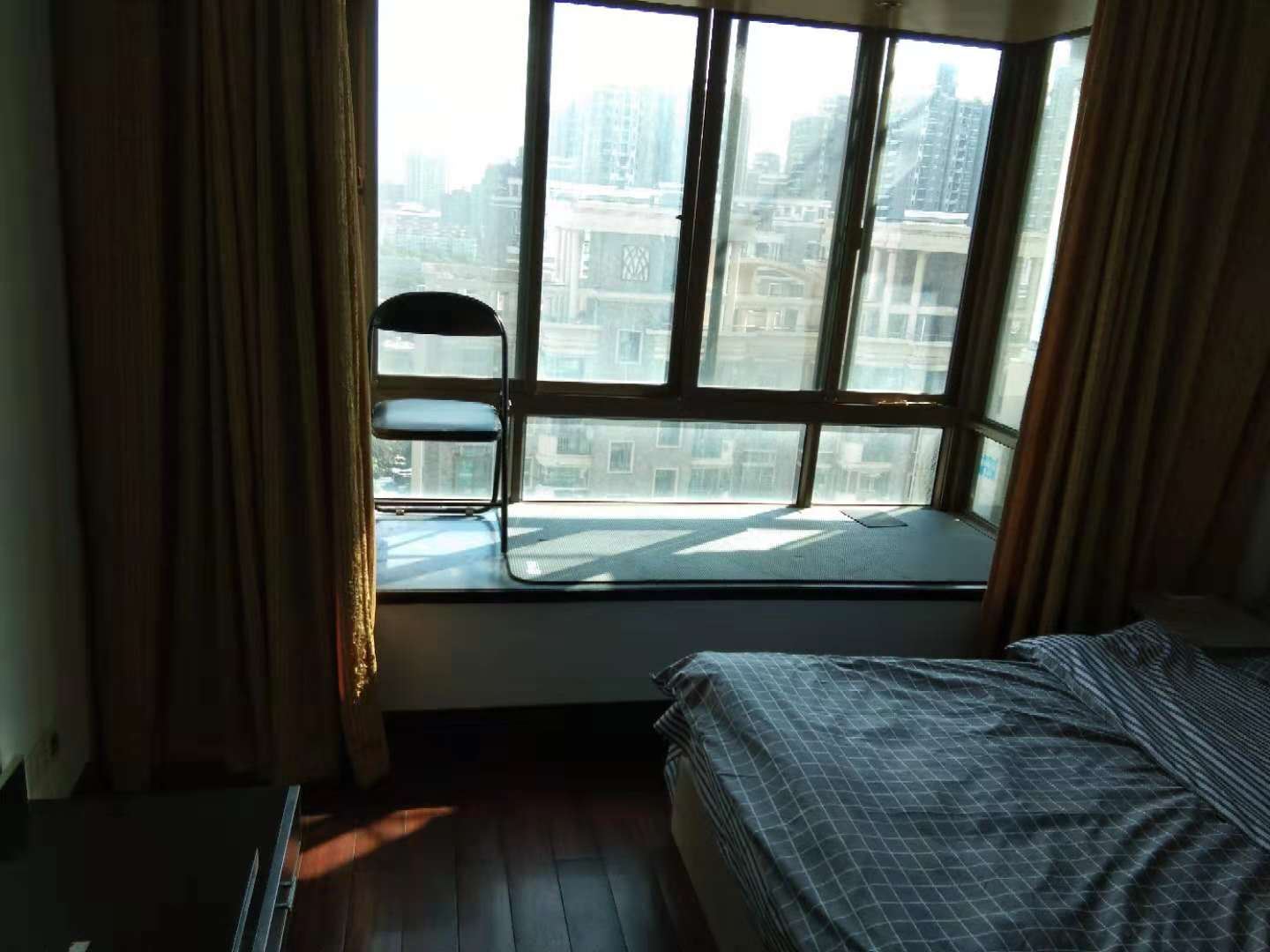 阳光大床房
