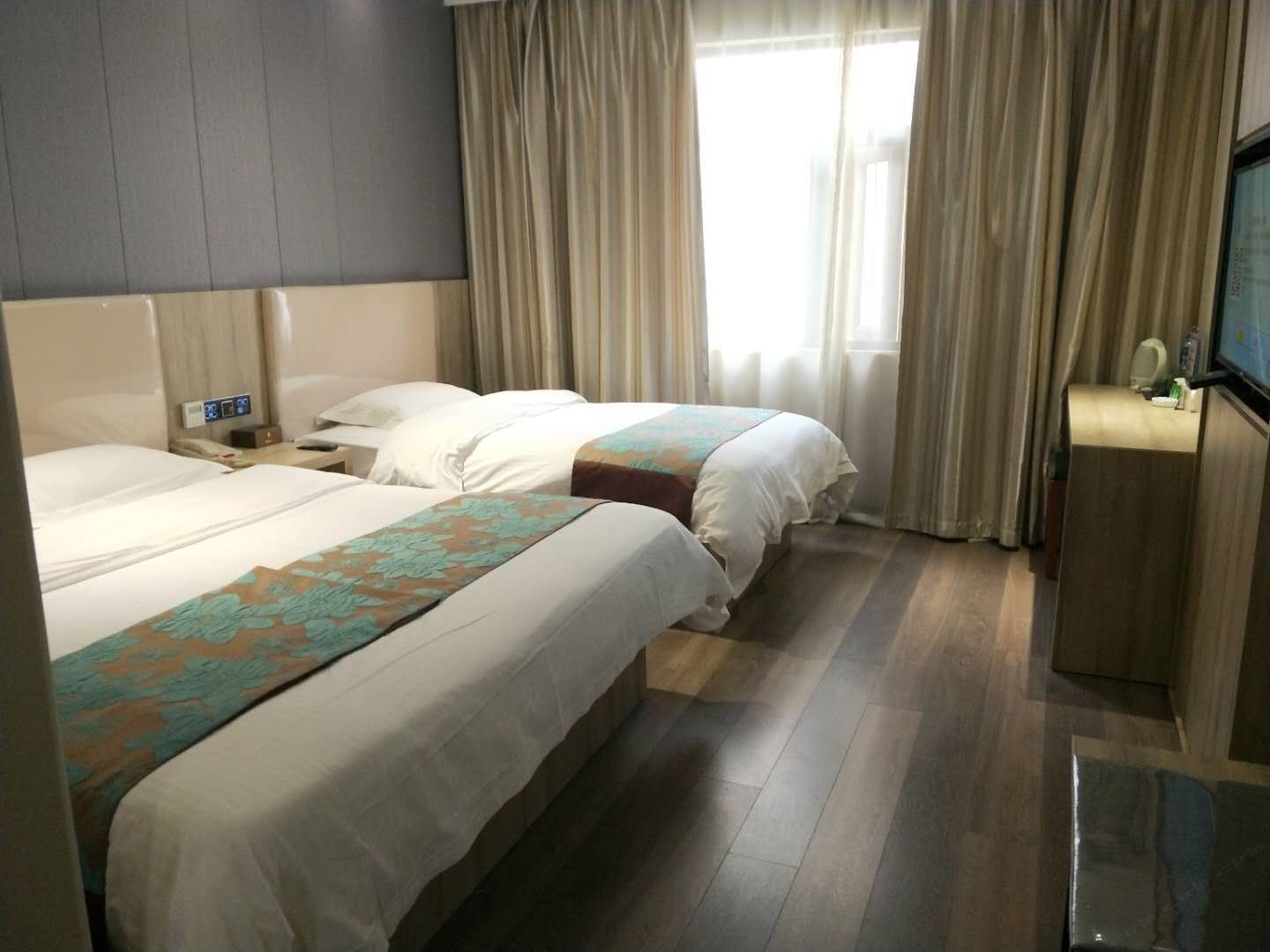 明窗家庭房