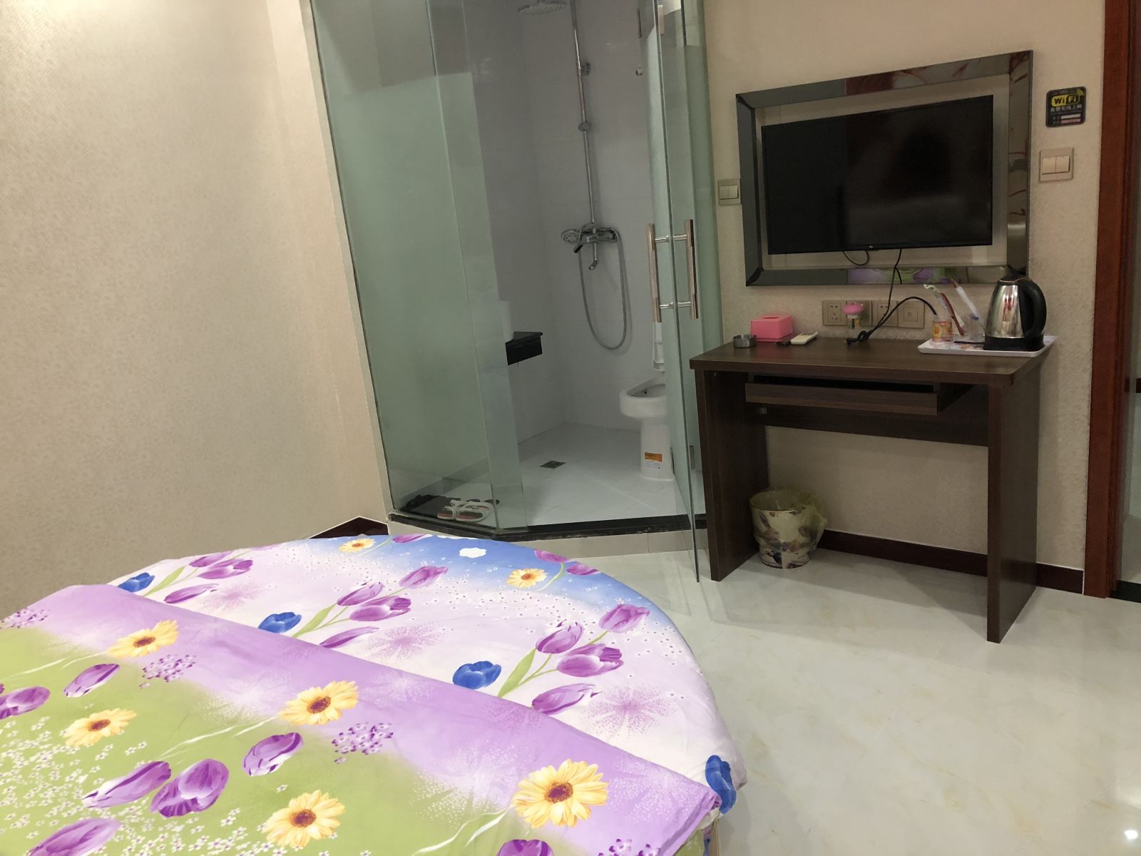 精致飘窗圆床房